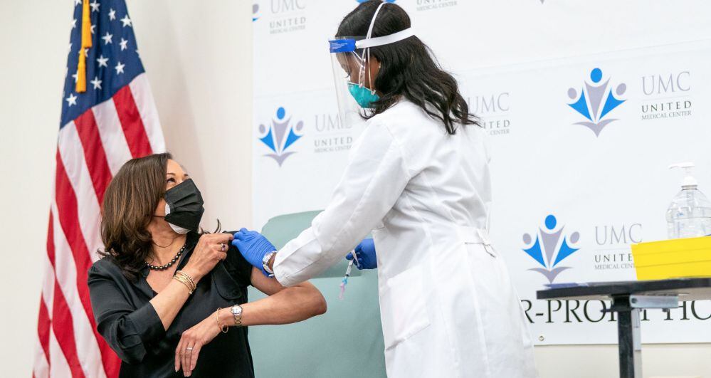 La vicepresidenta electa de Estados Unidos, Kamala Harris, recibió la vacuna contra el covid-19