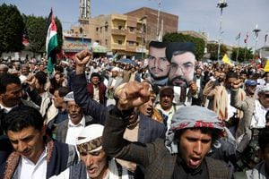 La gente sostiene un cartel del líder del movimiento hutí de Yemen, Abdul-Malik al-Houthi, y del líder del líder libanés de Hezbolá, Hassan Nasrallah, durante una manifestación contra la continua ofensiva israelí en la Franja de Gaza, en Sanaa, Yemen, el 3 de noviembre de 2023.