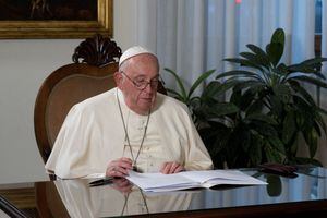 El Papa Francisco graba un mensaje en video que se transmitirá durante la inauguración del "Pabellón de la Fe" durante la COP28 en Dubai, en la Casa Santa Marta en el Vaticano en esta imagen publicada el 3 de diciembre de 2023.