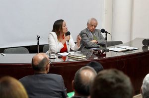 Ministra Carolina Corcho en la reunión con asociaciones médicas.