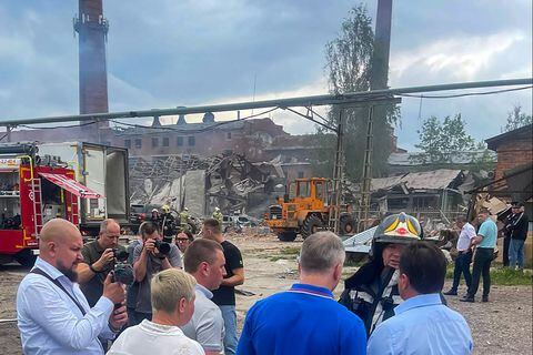 Jefe de la administración del distrito municipal de Sergiyev Posad, muestra a los funcionarios visitando el lugar de una explosión que ocurrió en los terrenos de la Planta Óptico.