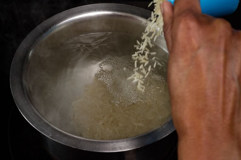 Se cree que el agua con arroz ayuda a atraer el dinero.