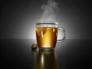El té negro tiene un alto contenido de polifenoles conocidos como flavonoides, que ayudan a regular el peso corporal y la distribución de la grasa en el organismo.