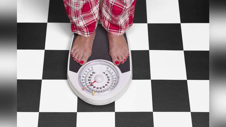Controlar porciones y evitar alimentos procesados, son algunas recomendaciones de expertos para bajar de peso, a pesar del sedentarismo. Foto: Gettyimages.
