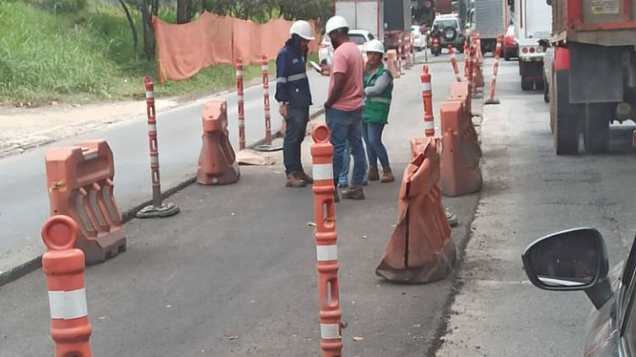 Por más de una hora transportadores cerraron la vía de entrada a Medellín, al sur del Valle de Aburrá, por demoras en obras de repavimentación.