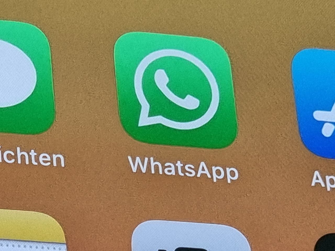 La aplicación de WhatsApp en un iPhone 12. Las nuevas regulaciones de privacidad del servicio de chat han estado provocando acaloradas discusiones desde principios de 2021. Los usuarios que no estén de acuerdo con la actualización inicialmente podrán acceder a WhatsApp sin restricciones. Sin embargo, después de algunas semanas con advertencias, la pérdida gradual de funciones importantes seguirá con el Messenger.