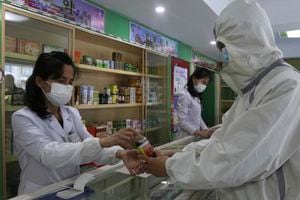 Una empleada de la Oficina de Gestión de Medicamentos del Distrito de Daesong en Pyongyang proporciona medicamentos a un residente el lunes 16 de mayo de 2022, mientras el régimen aumenta las medidas para detener la propagación de enfermedades en Pyongyang, Corea del Norte.