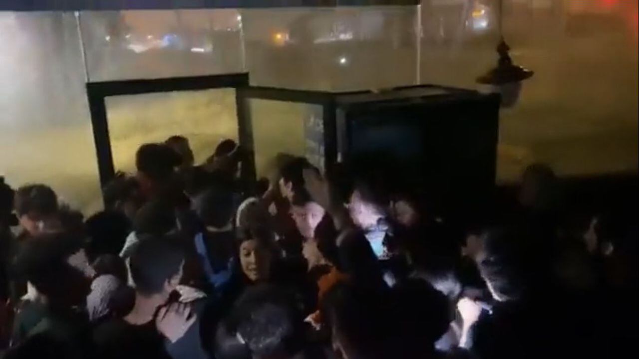 En las últimas horas se dio a conocer un video en el que se ven a decenas de personas atrapadas en la Biblioteca Nacional de Başakşehir