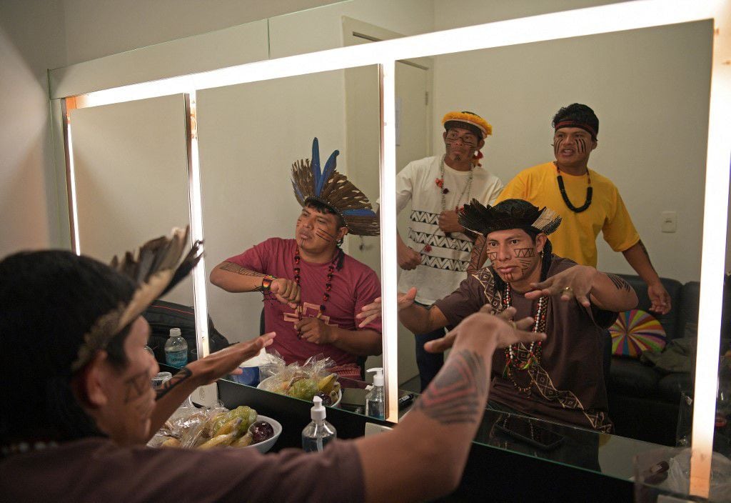 Bruno Verón (camisa roja), Kelvin Peixoto (camisa blanca), Clermerson Batista (camisa amarilla), Charles Peixoto (camisa marrón) miembros del grupo de rap indígena Bro MC's practican en su camerino antes de un espectáculo en Río de Janeiro el 13 de mayo de 2021. Foto de Carl De Souza / AFP