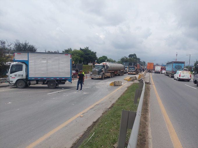 Concesiones CCFC S.A.S. entidad encargada de la construcción, operación y mantenimiento de la vía: Bogotá(Fontibón)-Facatativá - Los Alpes, reporto un accidente que generó una afectación en ambos sentidos.