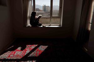 Hawa, de 20 años, estudiante de literatura rusa de tercer año en la Universidad Burhanuddin Rabbani (que fue rebautizada por los talibanes como Universidad de Educación de Kabul), lee un libro sentada en el alféizar de una ventana en su casa en Kabul, Afganistán, 23 de octubre de 2021. Como cientos de miles de otras niñas y jóvenes afganas, a Hawa no se le ha permitido volver a sus estudios desde que los talibanes tomaron el poder a mediados de agosto. "No nacimos para sentarnos en casa", dijo a Reuters. "Si podemos criar bebés, también podemos mantener a nuestras familias. En esta situación, no veo que mis sueños se hagan realidad". Foto REUTERS / Zohra Bensemra 