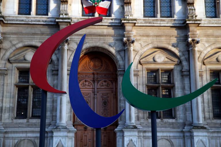 El logo de los Juegos Paralímpicos de París 2024 frente a la alcaldía de París, el viernes 10 de noviembre de 2017. (AP Foto/Christophe Ena, Archivo)