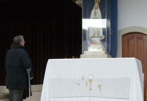 El presidente Uribe, con muletas, fue de peregrinación a la Virgen de Fátima en Portugal. 