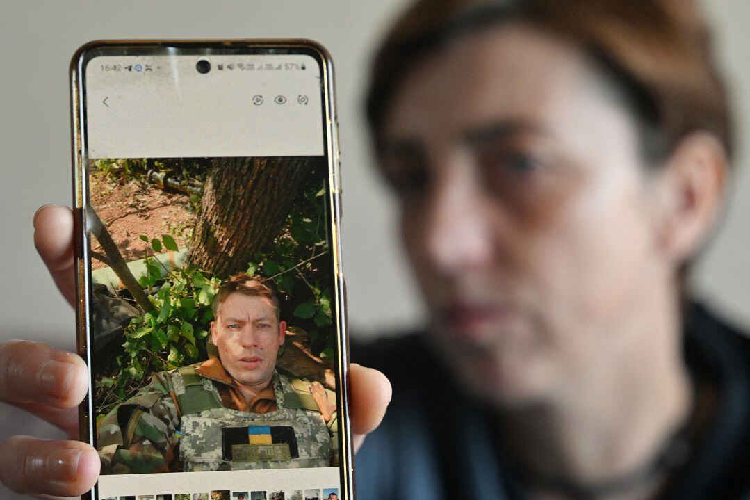 Svitlana Povar muestra una foto de su esposo Semen Povar, fallecido en combate.