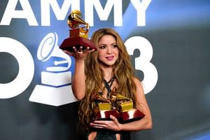 Shakira posa en la sala de prensa con los premios a canción del año y mejor canción pop por "Shakira: Bzrp Music Sessions, Vol. 53" y mejor interpretación de fusión urbana por "TQG" durante la 24ª entrega anual de los Latin Grammy en Sevilla, España. , jueves 16 de noviembre de 2023. (Foto de José Bretón/Invision/AP)