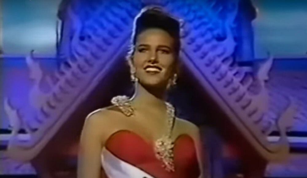 La actriz siempre brilló y cautivó en el escenario de Miss Universo 1992.