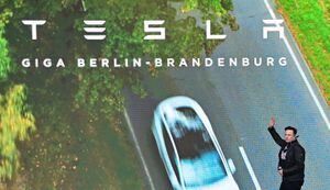 9 de octubre de 2021, Brandeburgo, Grünheide: Elon Musk, CEO de Tesla, llega a una jornada de puertas abiertas en un escenario de la Gigafactory de Tesla. En Grünheide, al este de Berlín, los primeros vehículos saldrán de la línea de producción a finales de 2021. La empresa estadounidense quiere fabricar alrededor de 500.000 Model Y aquí cada año. Foto: Patrick Pleul / dpa-Zentralbild / dpa (Foto de Patrick Pleul / picture alliance a través de Getty Images)