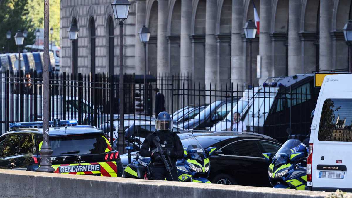 Juicio por atentados de noviembre de 2015 en París se abre en presencia de principal acusado.