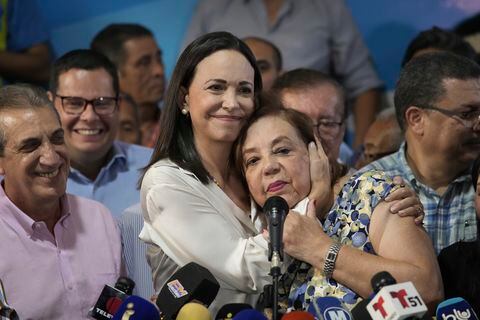 La líder de la oposición María Corina Machado abraza a Corina Yoris durante una conferencia de prensa en Caracas, Venezuela,