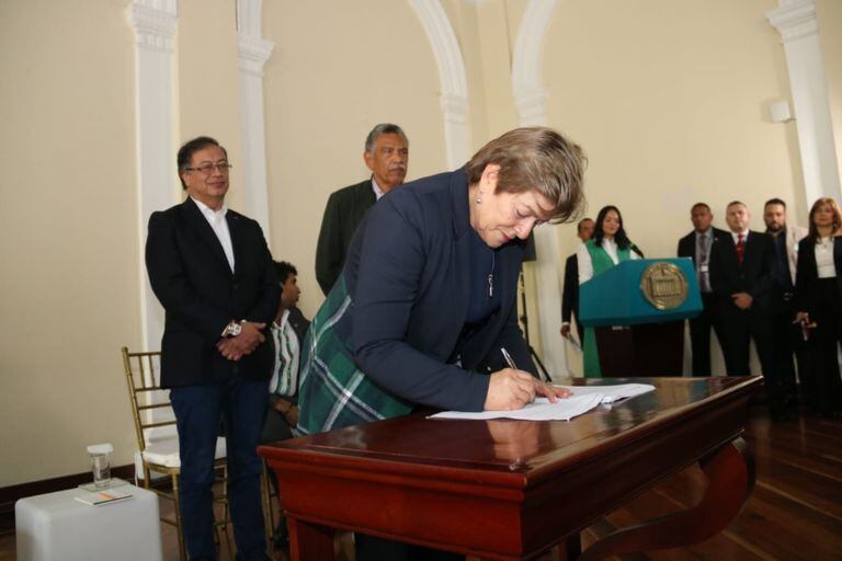 La ministra del Trabajo, Gloria Inés Ramírez Ríos, firmando el proyecto de la reforma pensional ‘Cambio por la Vejez’, que contiene 89 artículos