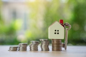 Ahorre dinero para el hogar, concepto de seguro de hogar