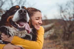 Mujer joven con perro