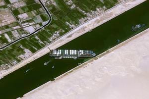 Esta imagen satelital de Cnes2021, Distribución Airbus DS, muestra el carguero MV Ever Given atrapado en el Canal de Suez cerca de Suez, Egipto, el jueves 25 de marzo de 2021. El carguero del tamaño de un rascacielos atravesado por el Canal de Suez de Egipto puso en peligro aún más el envío global el jueves. ya que al menos otras 150 embarcaciones que necesitaban atravesar la vía fluvial crucial permanecieron inactivas esperando que se despejara la obstrucción, dijeron las autoridades. (Cnes2021, Distribución Airbus DS vía AP)