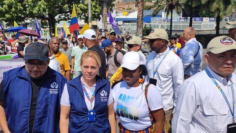 Francia Márquez salió a marchar en Cali con una bandera de Colombia.