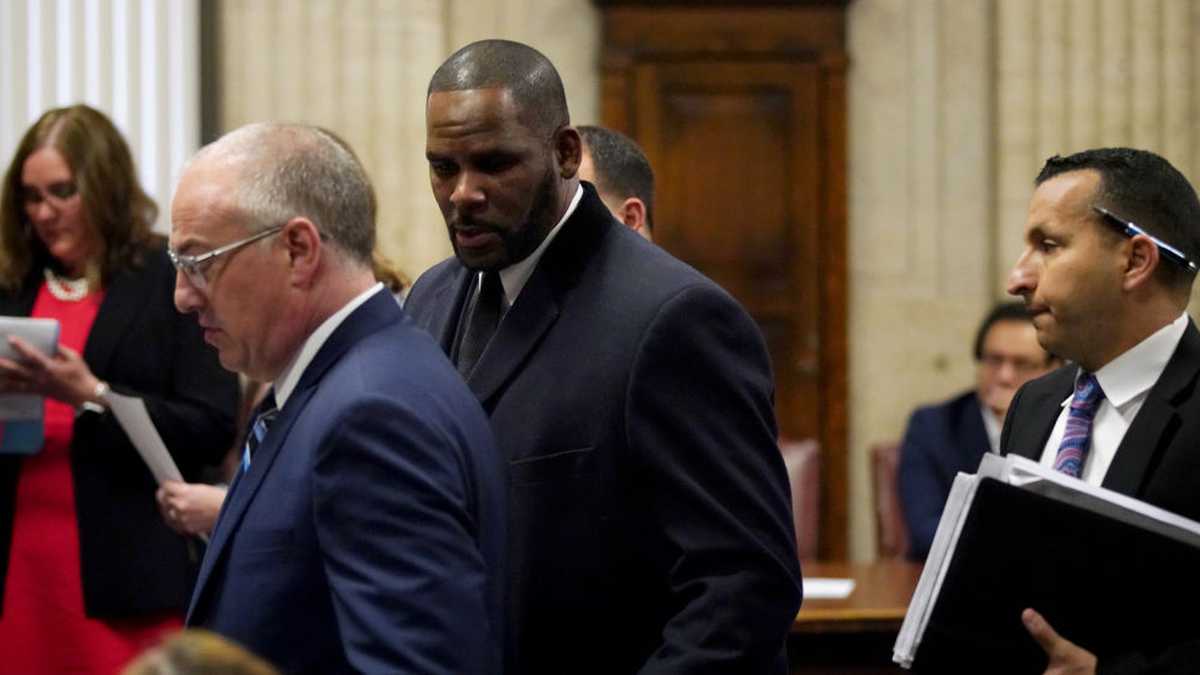 CHICAGO, ILLINOIS - MAY 07:  R. Kelly appears at a hearing before Judge Lawrence Flood at Leighton Criminal Court Building May 7, 2019  in Chicago, Illinois.  (Photo by E. Jason Wambsgans-Pool/Getty Images)