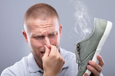 El mal olor en los pies es producto de ciertas bacterias.
