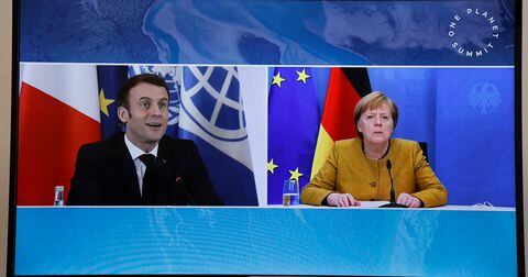 Emmanuel Macron, presidente de Francia y Ángela Merkel, canciller de Alemania en Cumbre de París sobre biodiversidad