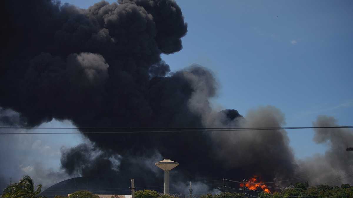 En imágenes : Incendio en puerto cubano de almacenamiento de combustible