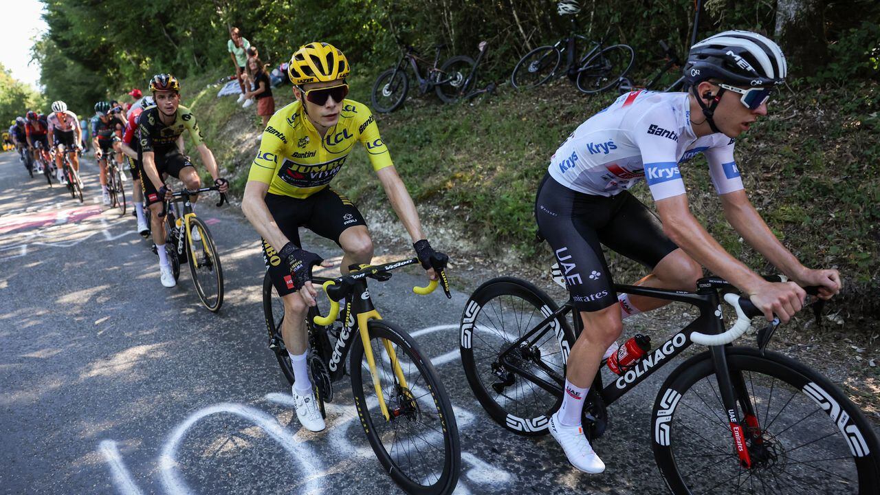 Tadej Pogacar (blanco) y Jonas Vingegaard en una lucha durante la etapa 13 del Tour de Francia.