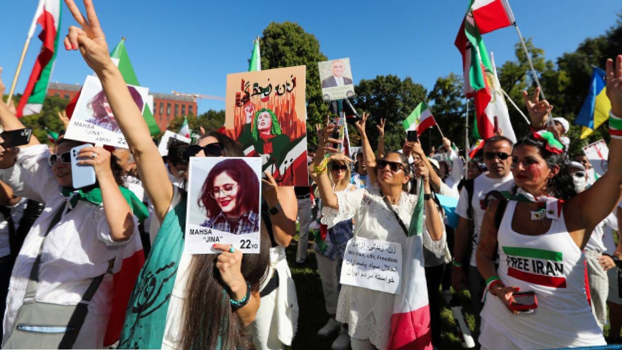 Los partidarios de los derechos de las mujeres en Irán marchan en el aniversario de la muerte de Mahsa Amini.