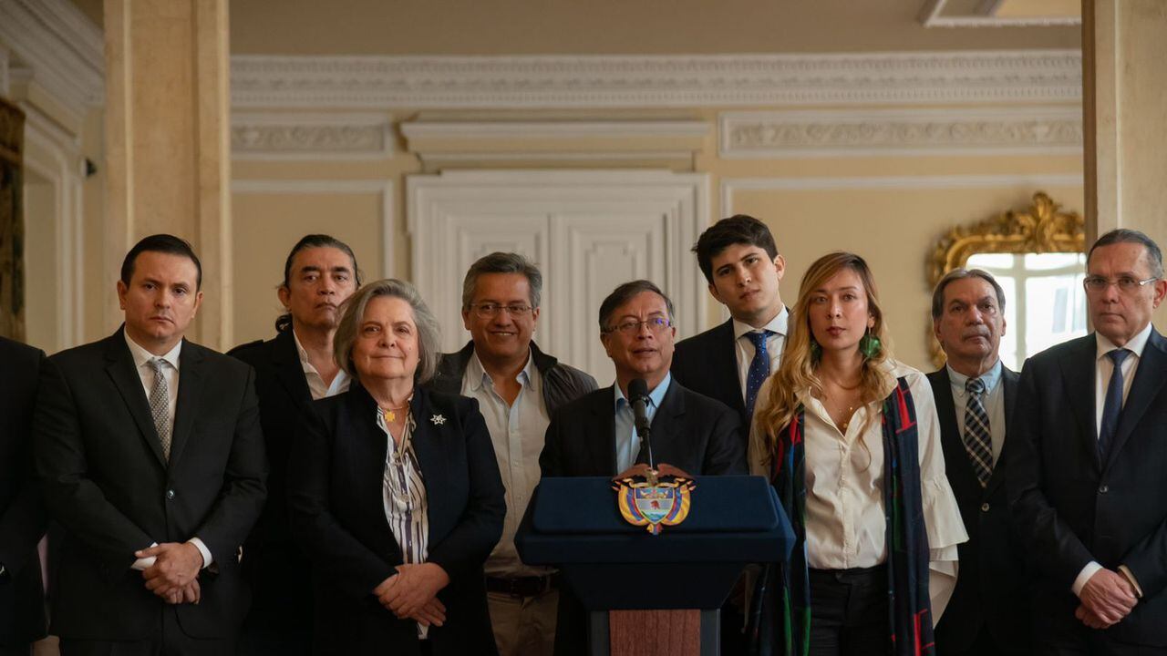 El presidente Gustavo Petro, acompañado de congresistas e integrantes de su gobierno