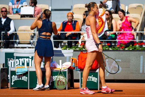 Cruce entre Aryna Sabalenka y Marta Kostyuk, en la primera ronda de Roland Garros.