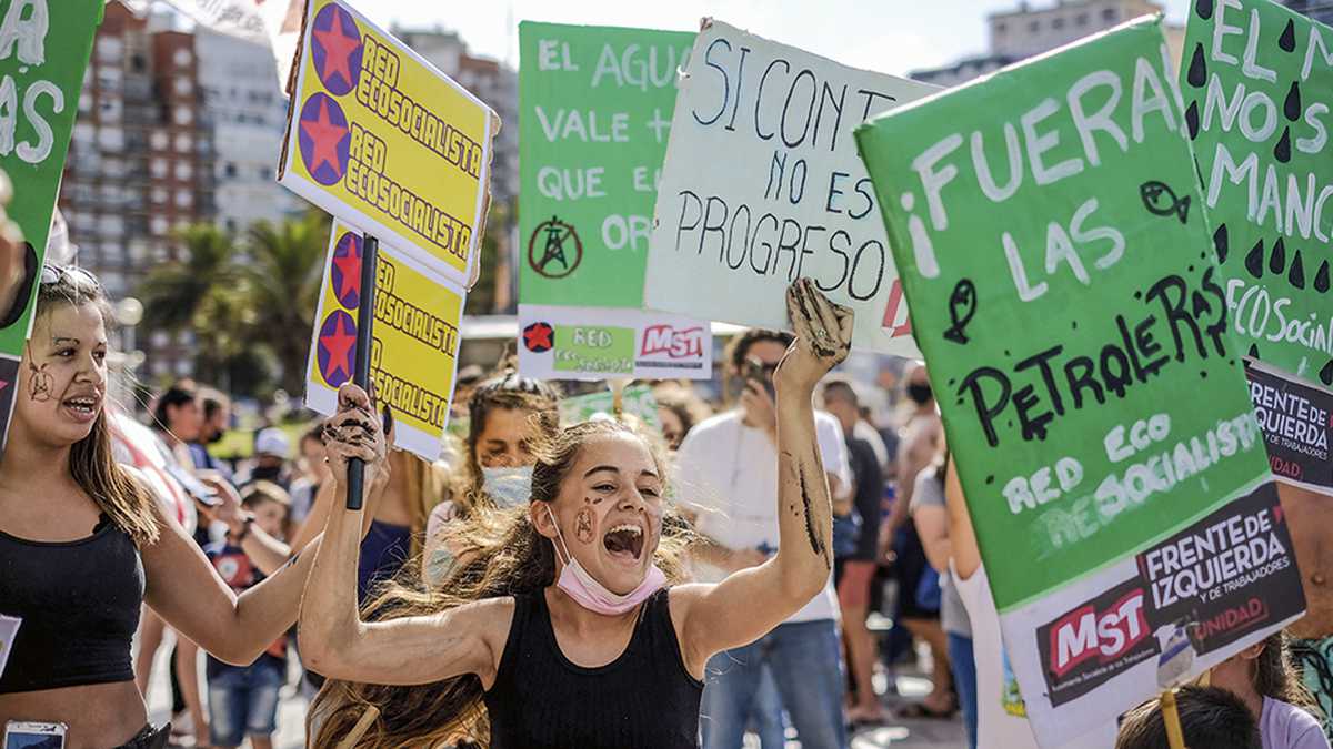 Protestas en Argentina contra la exploración petrolera en el mar.