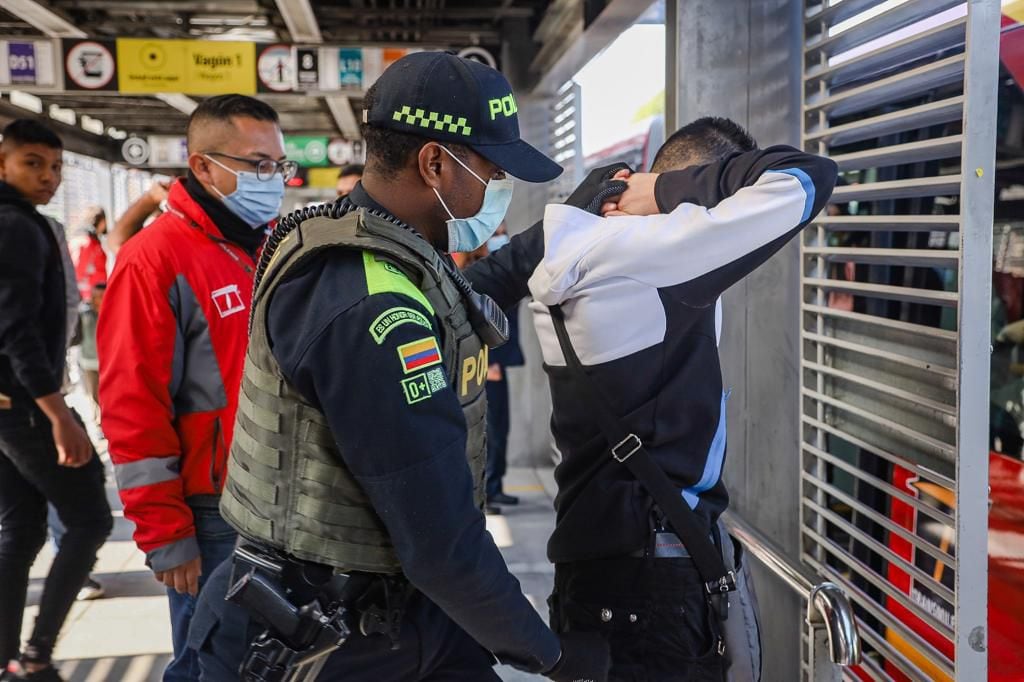 El comando de policía de TransMilenio adelanta controles en vía, requisas y el control a los evasores.