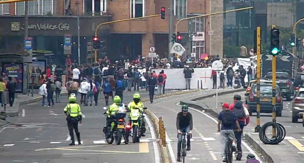 Protestas de estudiantes de la Universidad Pedagógica en Bogotá avanzan por la carrera Séptima hacia el Parque Nacional.