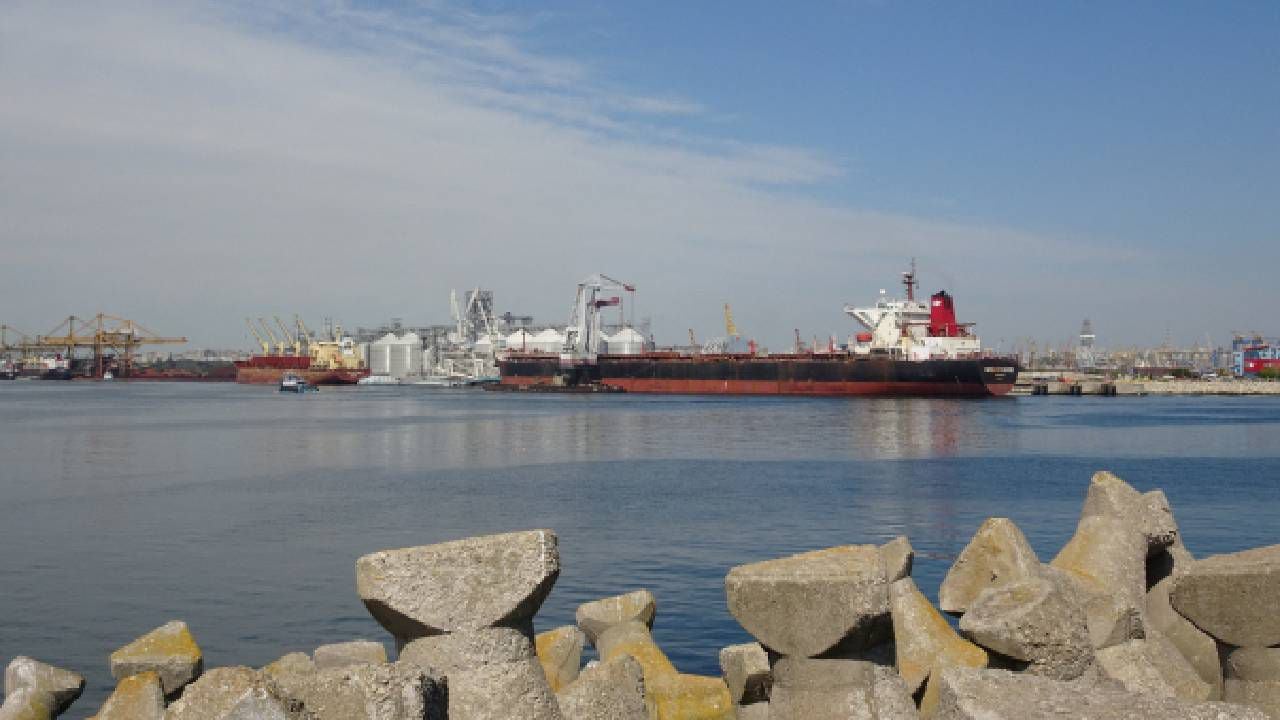 Una vista de la terminal de cereales con un silo de grano en el puerto de Constanza, en el Mar Negro.