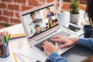 Hombre de negocios trabaja en casa y videoconferencia virtual con colegas gente de negocios, trabajo en línea, videollamada debido al distanciamiento social