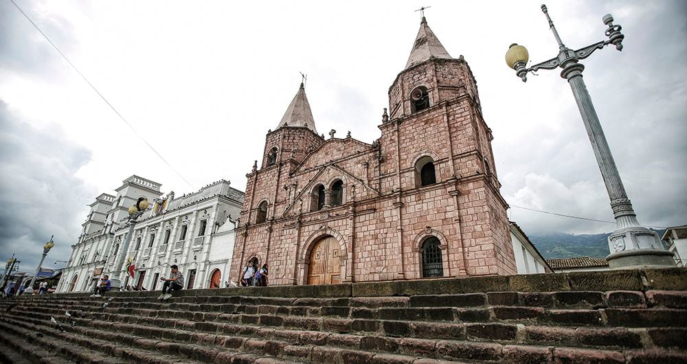 Piedecuesta, único pueblo de Colombia con dos iglesias, apenas separadas por el despacho del alcalde. Allí nació Rodolfo Hernández hace 77 años. 