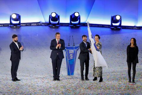 Neven Ilic, Presidente de Panam Sports, entrega la bandera panamericana al comité organizador de los Juegos Panamericanos Barranquilla 2027 durante la Ceremonia de Clausura de los Juegos Panamericanos Santiago 2023 en el Estadio Bicentenario de La Florida en el Día 16 de los Juegos Panamericanos Santiago 2023 el 5 de noviembre de 2023 en Santiago, Chile.