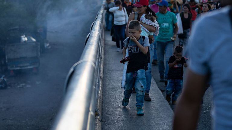A diario, centenares de menores migrantes venezolanos recorren la zona fronteriza, en muchas ocasiones sin compañía de padres o cuidadores.