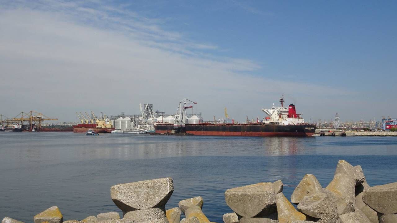 Una vista de la terminal de cereales con un silo de grano en el puerto de Constanta, en el Mar Negro.