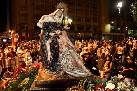 Cali: Semana Santa, Viernes Santo, procesión del Santo Sepulcro, Catedral de Cali.  foto José L Guzmán. El País