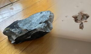 Meteorito ingresó por el techo de una casa. Familia advierte que cuando encontraron la roca 'aún estaba tibia'.