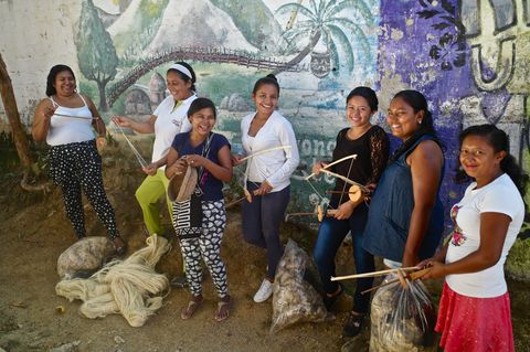 Las mujeres de Obonuco, Nariño, que se vincularon a la iniciativa Siempre Guerreras aprendieron a realizar labores manuales como tejer para poder alcanzar una independencia económica.
