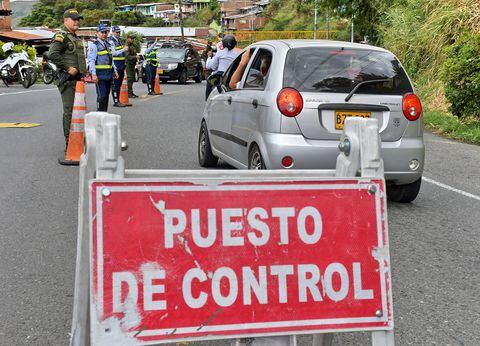 Este lunes termina el puente festivo de julio y con él, el viaje de miles de vallecaucanos que dejaron sus hogares desde el viernes o sábado para pasar un fin de semana divertido y de distracción de las dinámicas regulares de la semana. Las autoridades de tránsito, tanto departamentales como distritales en Cali, anunciaron un robusto operativo para permitir que todo fluya con tranquilidad. Fotos Raúl Palacios / El Pais / 3 de Julio del 2023 Cali.