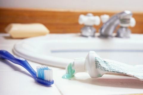 El cambio del cepillo de dientes es necesario para una mejor limpieza.